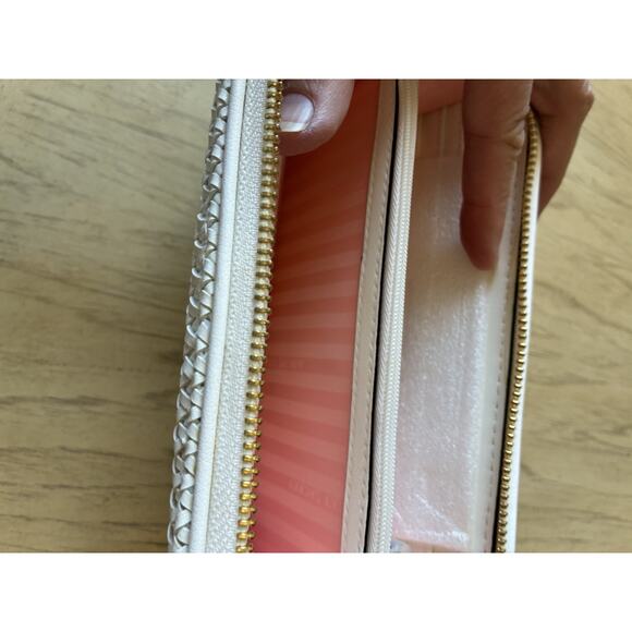 NWT VICTORIA'S SECRET The Victoria Wallet White Woven Coconut Texture Full Zip - Picture 5 of 14